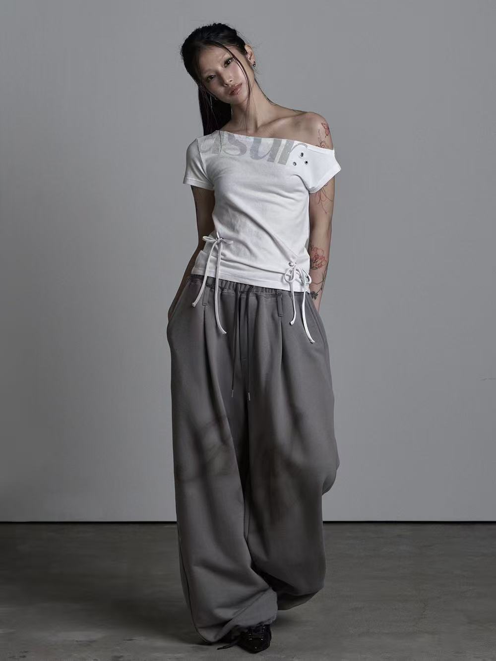 asur Punching Unbalance Off-shoulder T-shirt - 3 colors