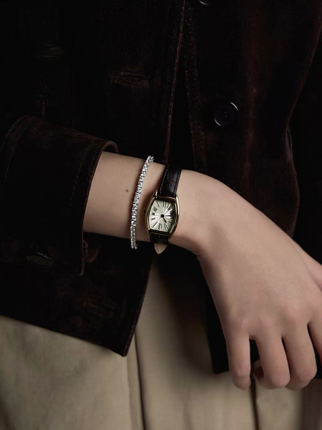 LLOYD Tonneau Vintage Women's Watch - brown