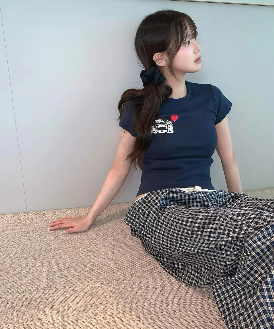 aeae Dot Small Letter Tee - 8 colors